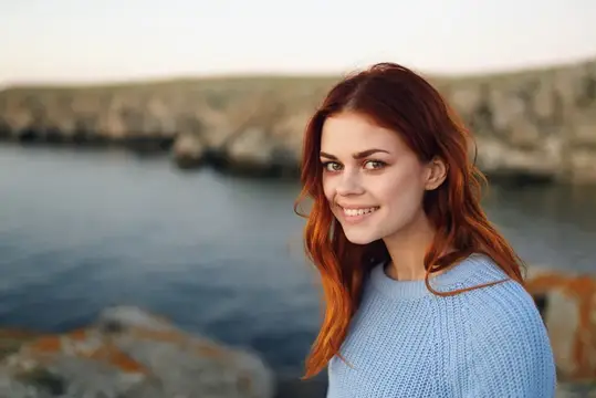 Жизнерадостная женщина на открытом воздухе, любующаяся природой, свобода, путешествие, пейзаж