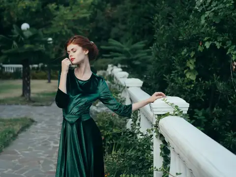 Красивая гламурная женщина в зеленом платье, элегантный стиль, природа, роскошь