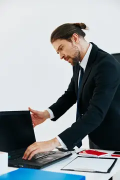 Менеджер работает с официальными документами в офисе, используя современные технологии