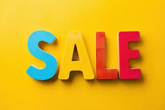 Разноцветные объёмные буквы SALE на жёлтом фоне
