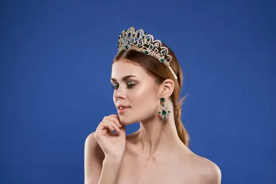 Красивая женщина с обнаженными плечами, украшениями и косметикой, привлекательный взгляд