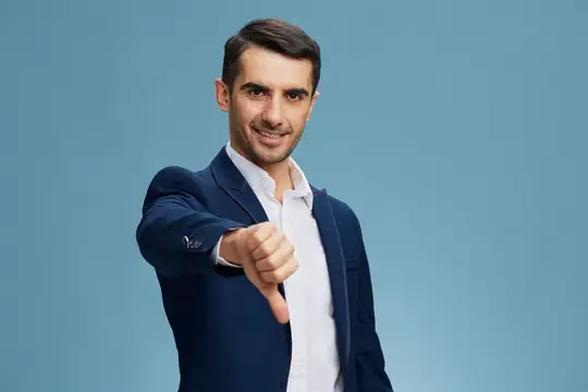 Красивый бизнесмен, жест рукой, деловой процесс, тихая уверенность на изолированном фоне