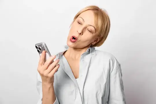 Женщина со смартфоном и удивленным выражением лица