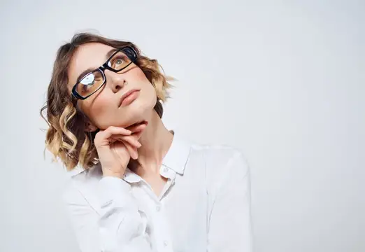 Женщина в очках, офисная работа, менеджер, руководитель