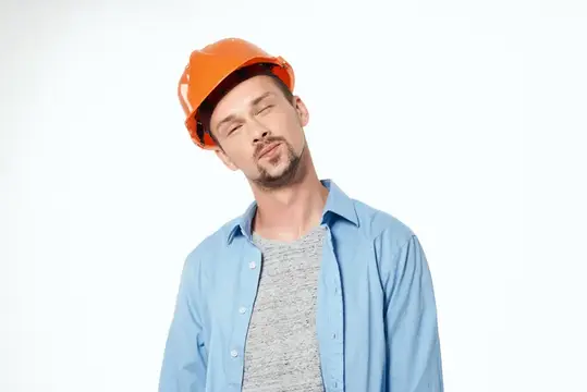 Рабочий в оранжевой каске, инженер, изолированный фон