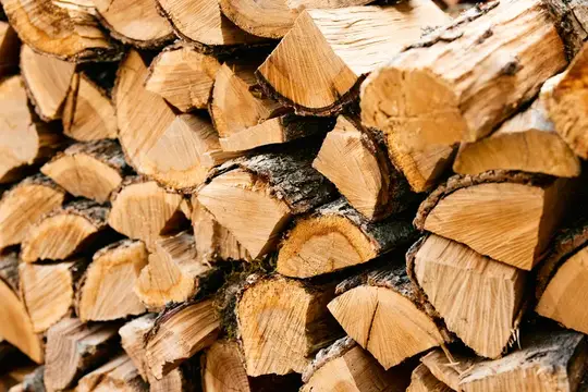 Аккуратно сложенные колотые дрова крупным планом
