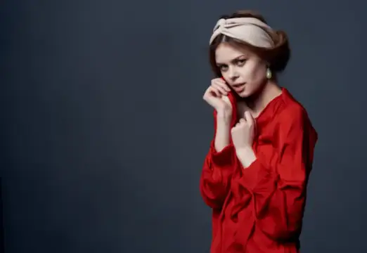 Женщина в серьгах и украшениях, с тюрбаном на голове, кадрированный портрет