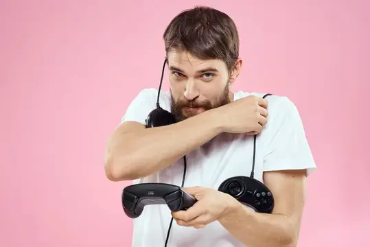 Мужчина с двумя джойстиками в руках, веселье, игры, технологии, образ жизни, розовый фон