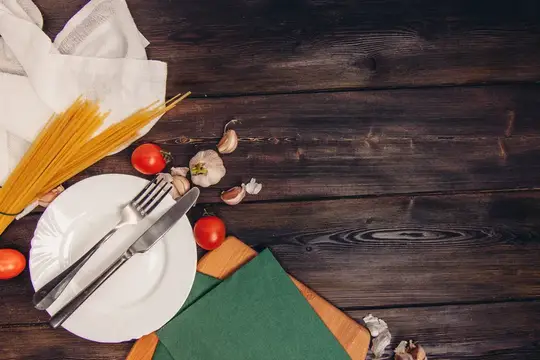 Тарелка с пастой, ложка и вилка, итальянская кухня, чеснок