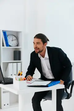 Бизнесмены работают за ноутбуком, на их лицах читаются эмоции, запечатлён образ жизни