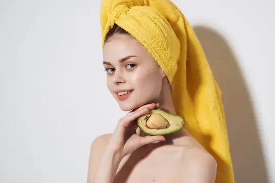 Женщина с жёлтым полотенцем на голове, авокадо, чистая кожа, фруктовая диета