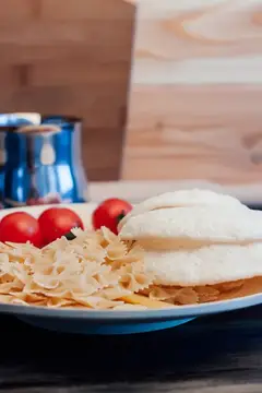 Бутерброд с белым хлебом, сыром и помидорами на тарелке