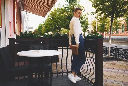 Коротко стриженная женщина на улице, отдых в городе, лето, образование