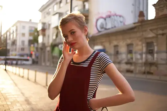 Симпатичная женщина на открытом воздухе, короткие волосы, солнечный свет, стиль жизни