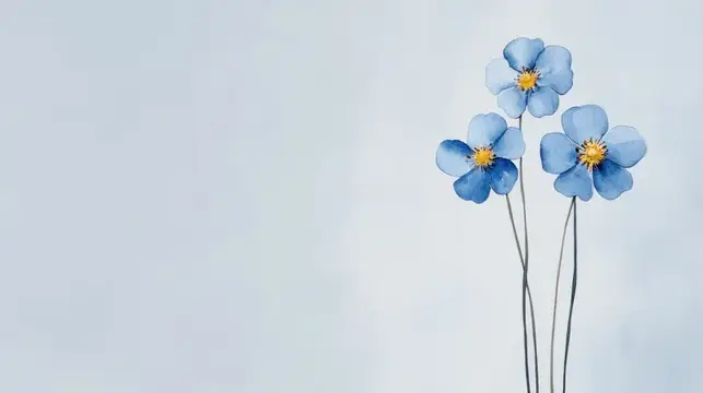 Нежные голубые цветы на светлом фоне