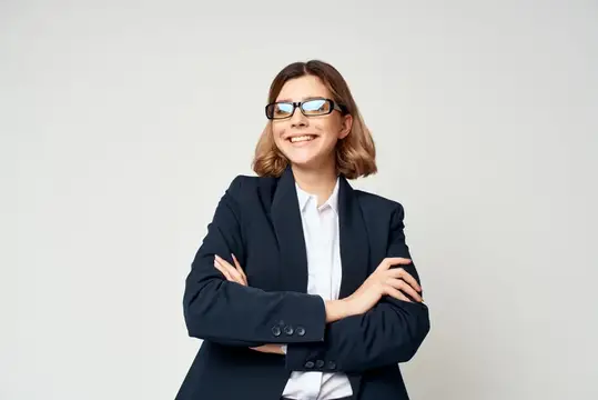 Симпатичная деловая женщина в костюме позирует, официальная работа
