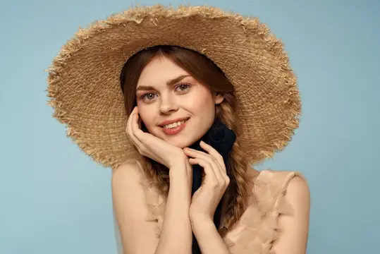 Женщина в шляпе и платье, эмоции, очарование, легкая ткань, радость
