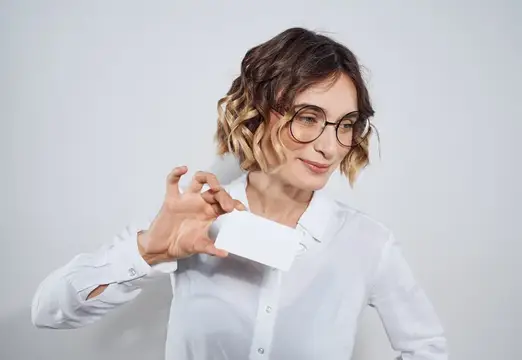 Деловая женщина с белой визиткой на светлом фоне, макет