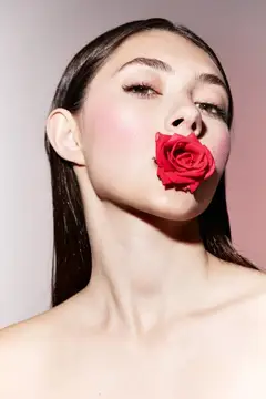 Мягкая и чувственная элегантность: идеальные губы в стиле Vogue красивой девушки, портрет красоты в салонной студии на белом фоне