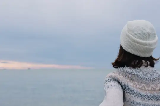 Море, океан, человек, спина, зима, свитер, шапка, береговая линия, горизонт, безмятежность