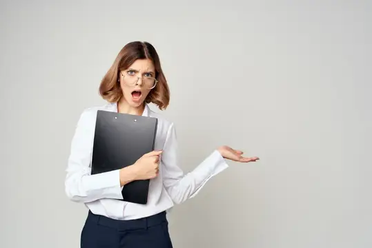 Женщина-менеджер с документами в руках работает на светлом фоне