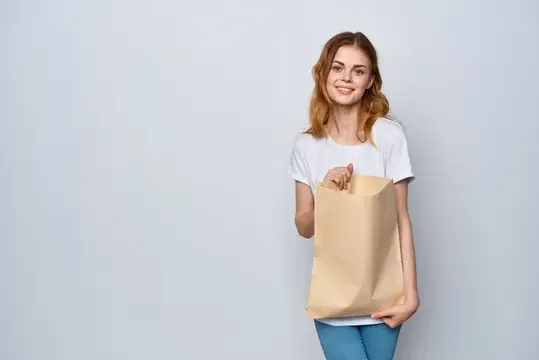 Женщина с бумажным пакетом в руках, шопоголик, мода, шопинг