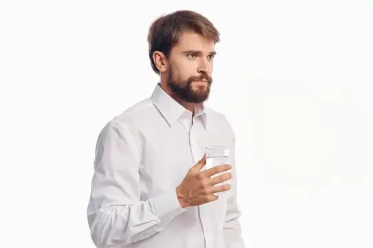 Красивый мужчина, забота о здоровье, чистая вода, студия