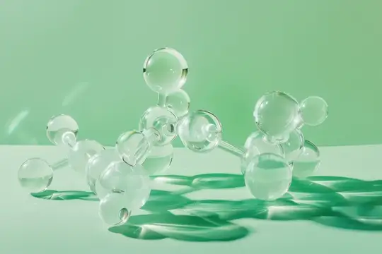 3D-рендер прозрачных стеклянных шаров на светло-зеленом фоне