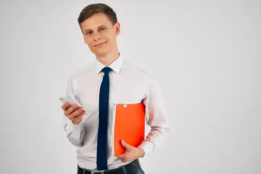 Бизнесмен в рубашке с галстуком работает с документами в офисе