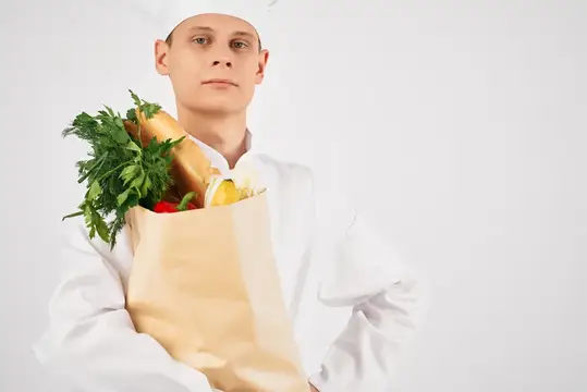 Мужчина с пакетом продуктов