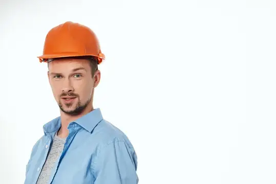 Молодой мужчина в оранжевой каске на белом фоне