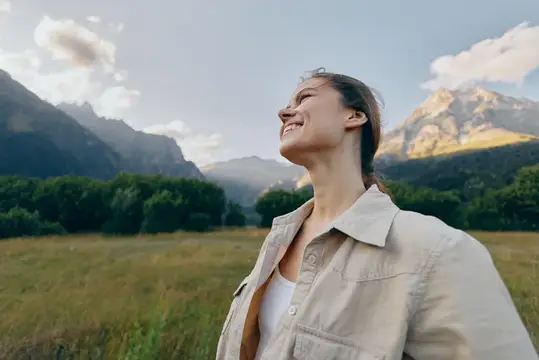 Портрет в стиле life-style: женщина в сельской местности у гор