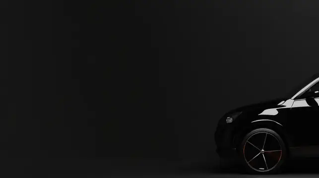 3D-рендер с частично видимым чёрным автомобилем на тёмном фоне