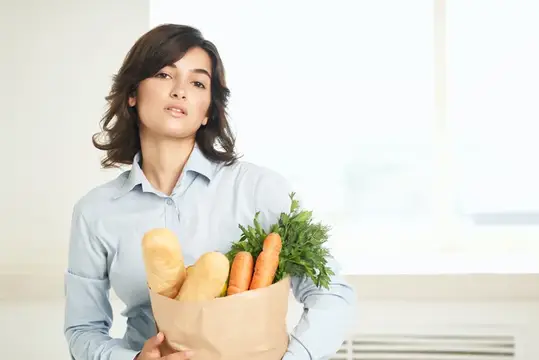 Женщина с пакетом продуктов из супермаркета, доставка еды