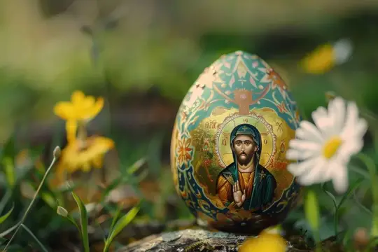 Пасхальное яйцо с ликом Богородицы среди весенних цветов