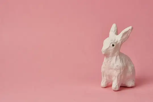Пасхальный кролик на розовом фоне, игрушечное животное, праздники
