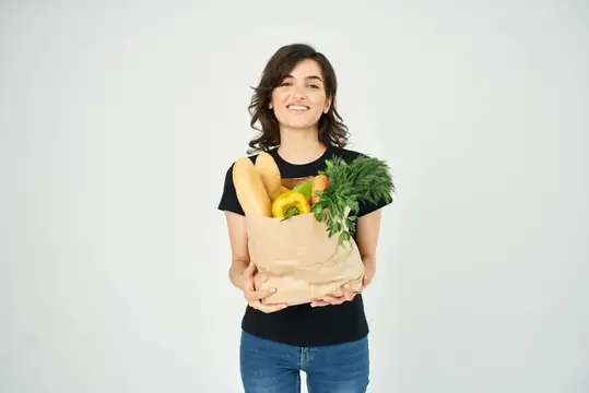 Домохозяйка с пакетом продуктов, доставка еды, покупки