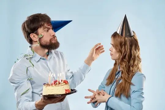 Эмоциональный мужчина с тортом и красивая женщина на вечеринке с дискотекой на синем фоне