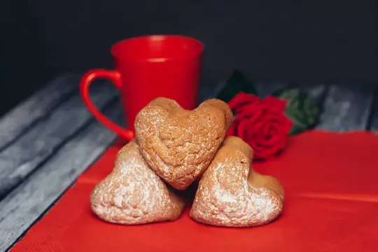 Сердечки из песочного теста с красной кружкой и розой