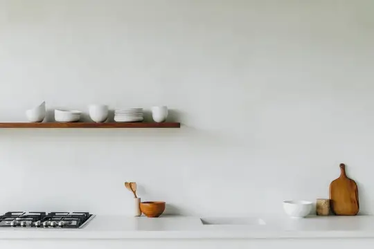 Светлая кухня с деревянной полкой и белой посудой