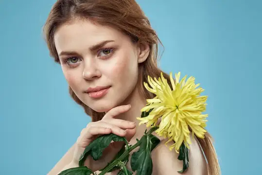 Эмоциональная женщина с цветами, весенняя модель, обнажённые плечи, чистая кожа