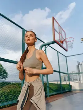 Спортивная девушка с хвостом на баскетбольной площадке