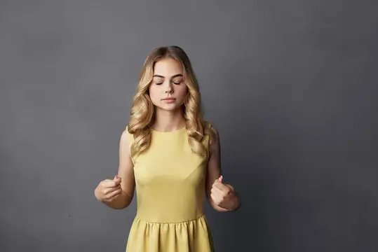 Красивая женщина в жёлтом платье