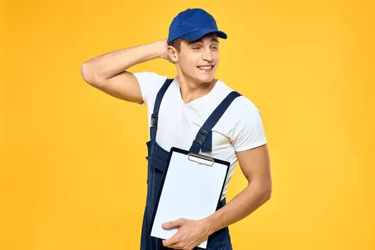 Мужчина в рабочей форме держит документы, оказывая услуги доставки, на жёлтом фоне