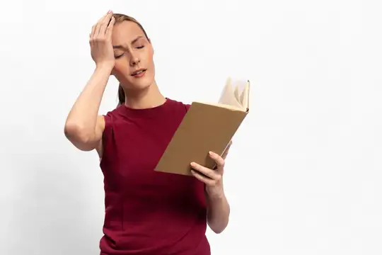 Уставшая женщина с книгой держится за голову на белом фоне