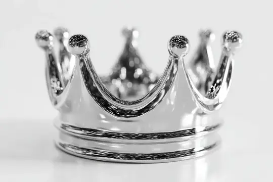 Серебристая корона с шариками на белом фоне
