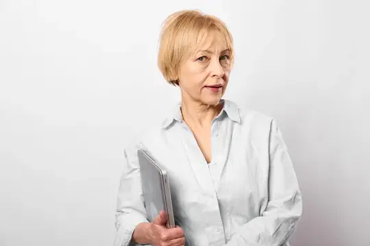 Пожилая женщина с планшетом в руках на светлом фоне