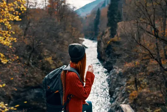 Женщина-туристка, речной пейзаж, путешествие, ноутбук, приключение