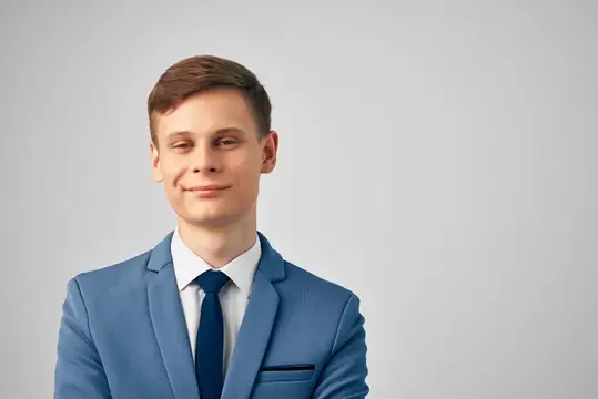 Мужчина в пиджаке и галстуке, руководитель, успех, кадр обрезан