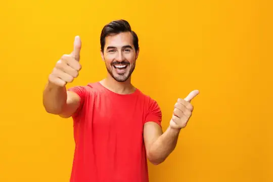 Мужчина улыбается и смеётся